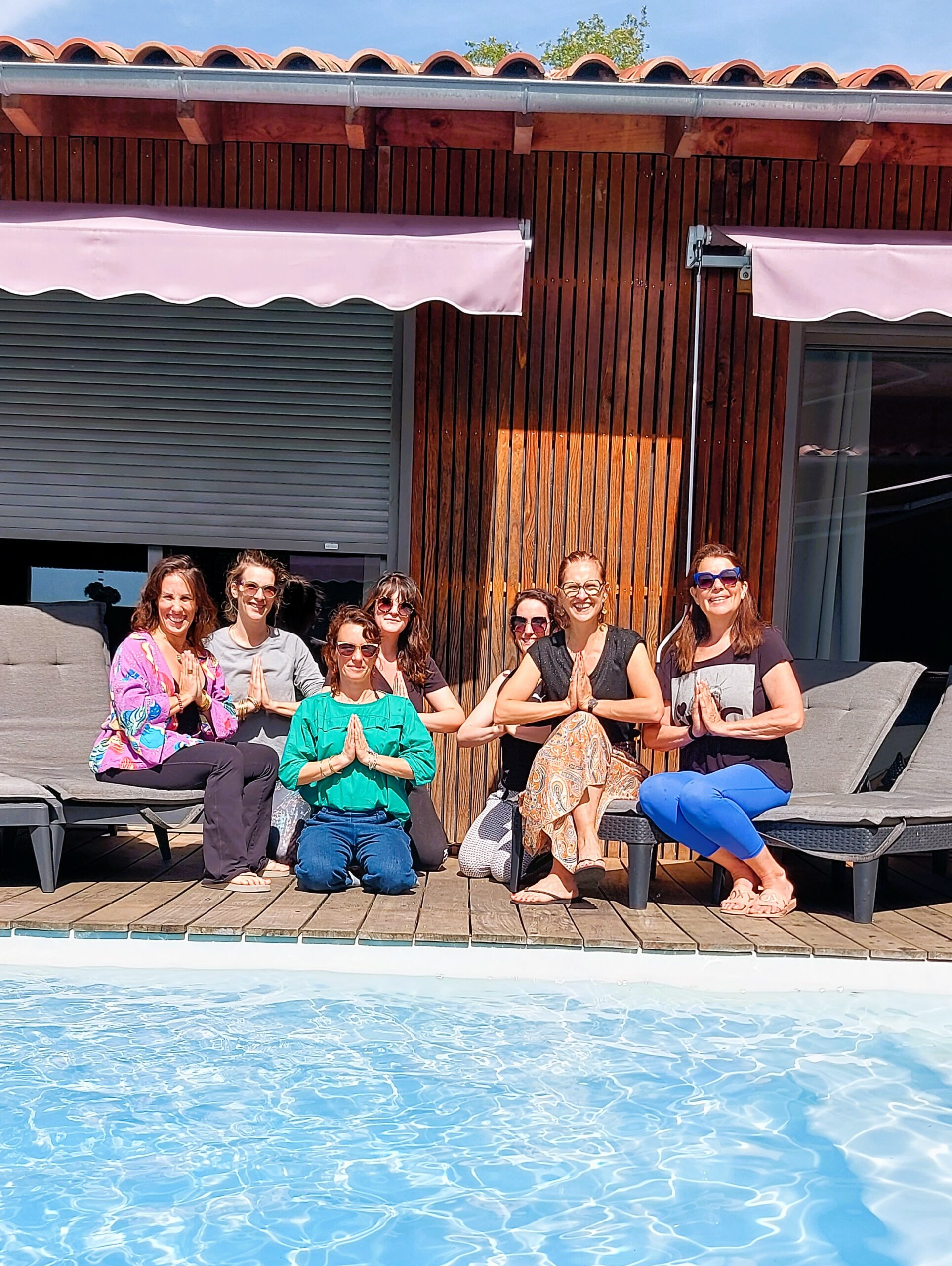 Photo de groupe en namaste lors des retraites et événements yoga et bien être près de Dax dans les Landes