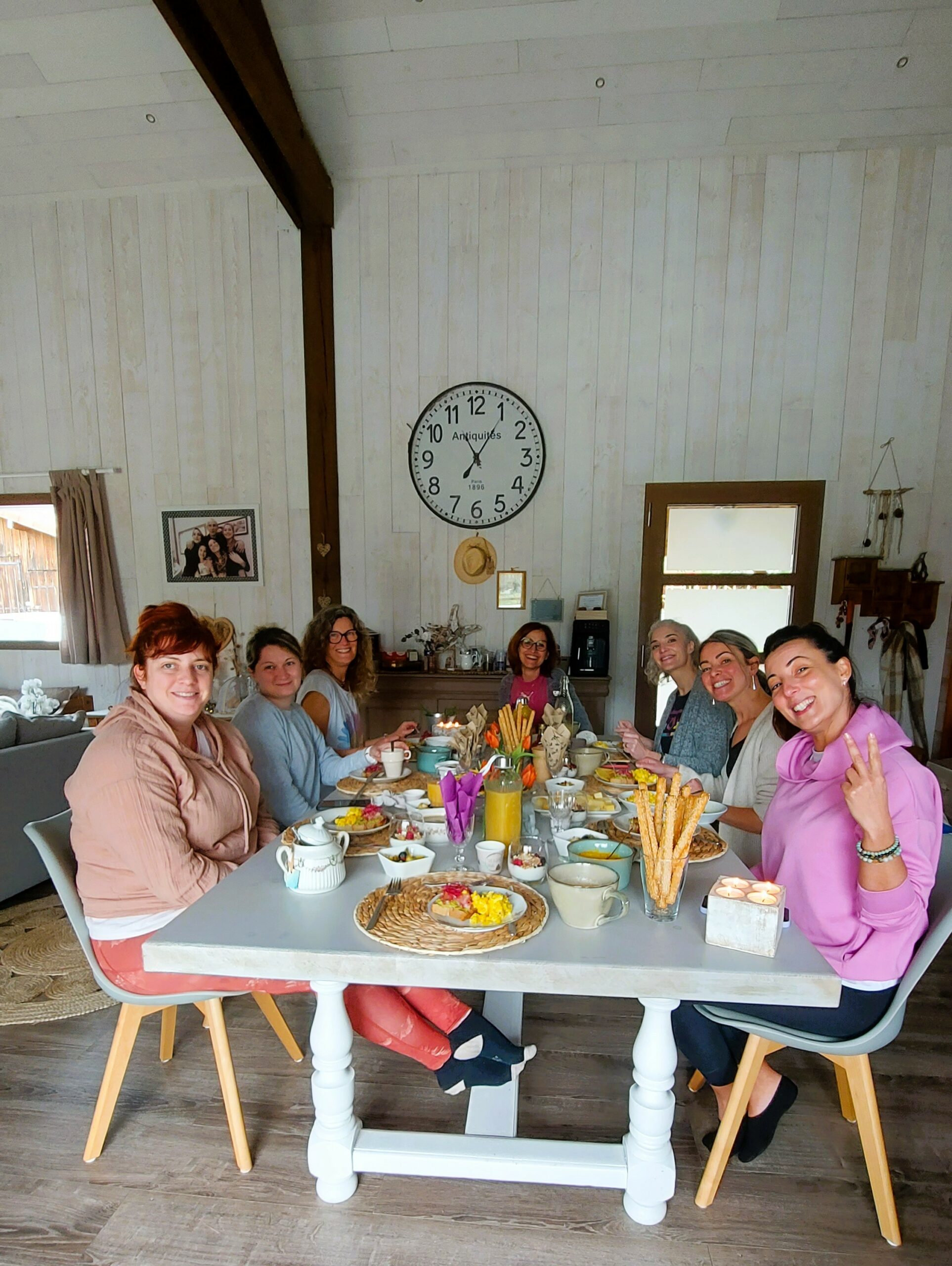 Une belle tablée de femmes lors des retraites et événements yoga et bien être près de Dax dans les Landes