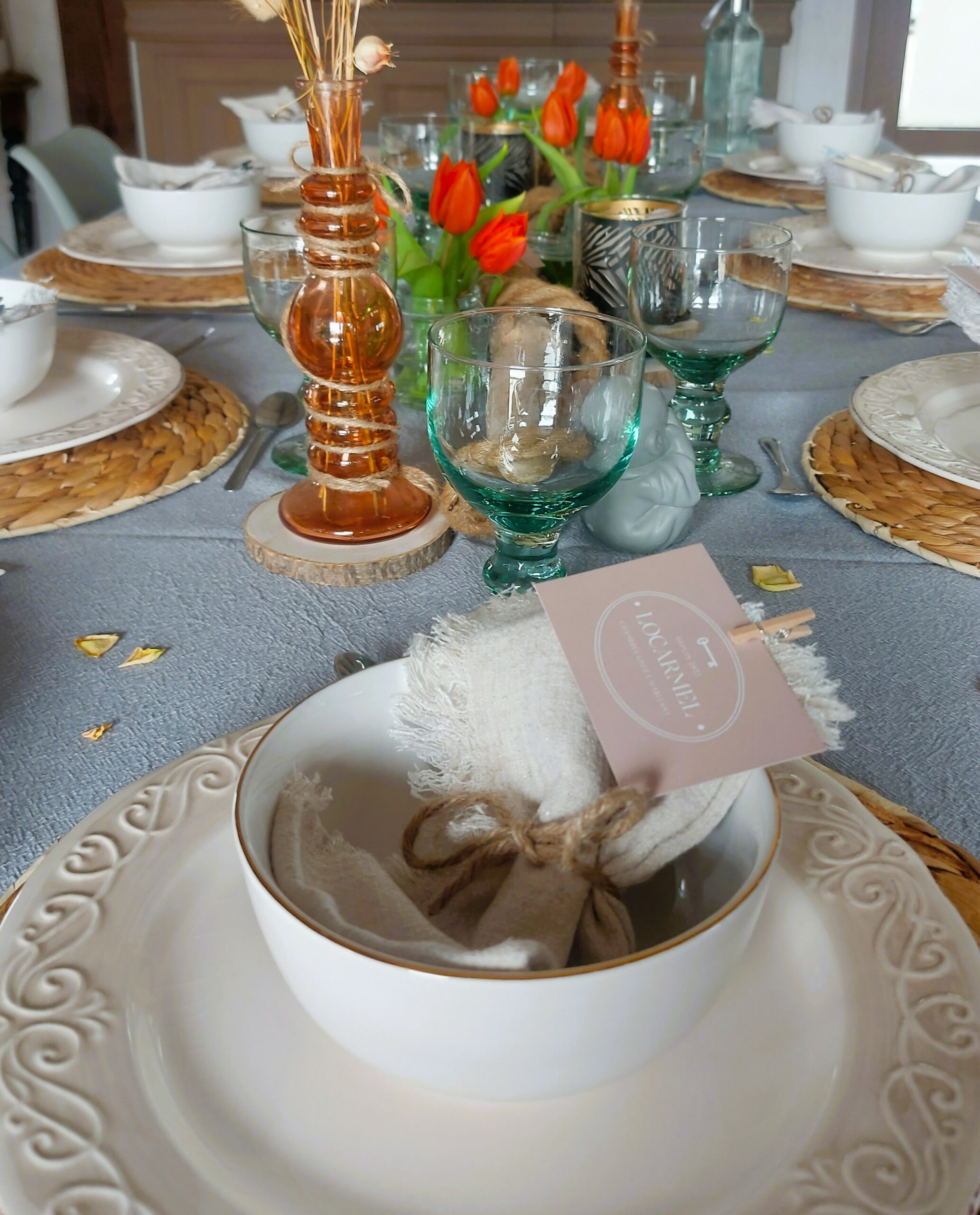 Une jolie table au dressage haute qualité pour les retraites bien être Vibre & Respire près de Dax dans les Landes