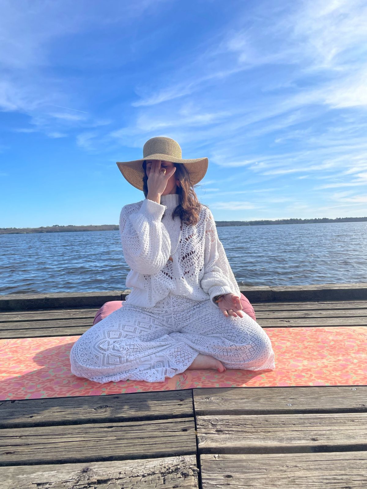 Angélique en méditation au bord du lac