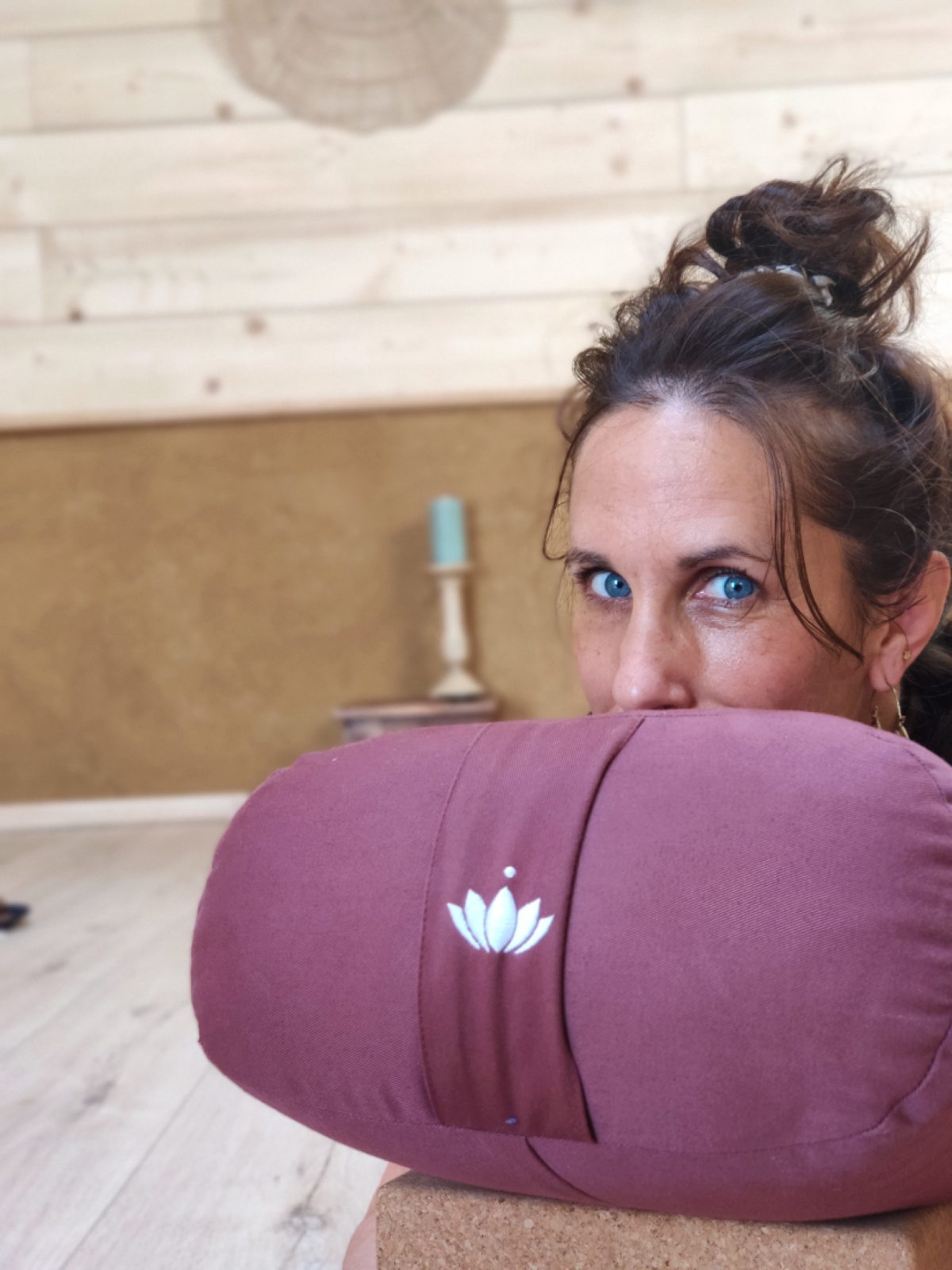 Bolster bordeaux à motif lotus, accessoire de Yin et yoga restauratif