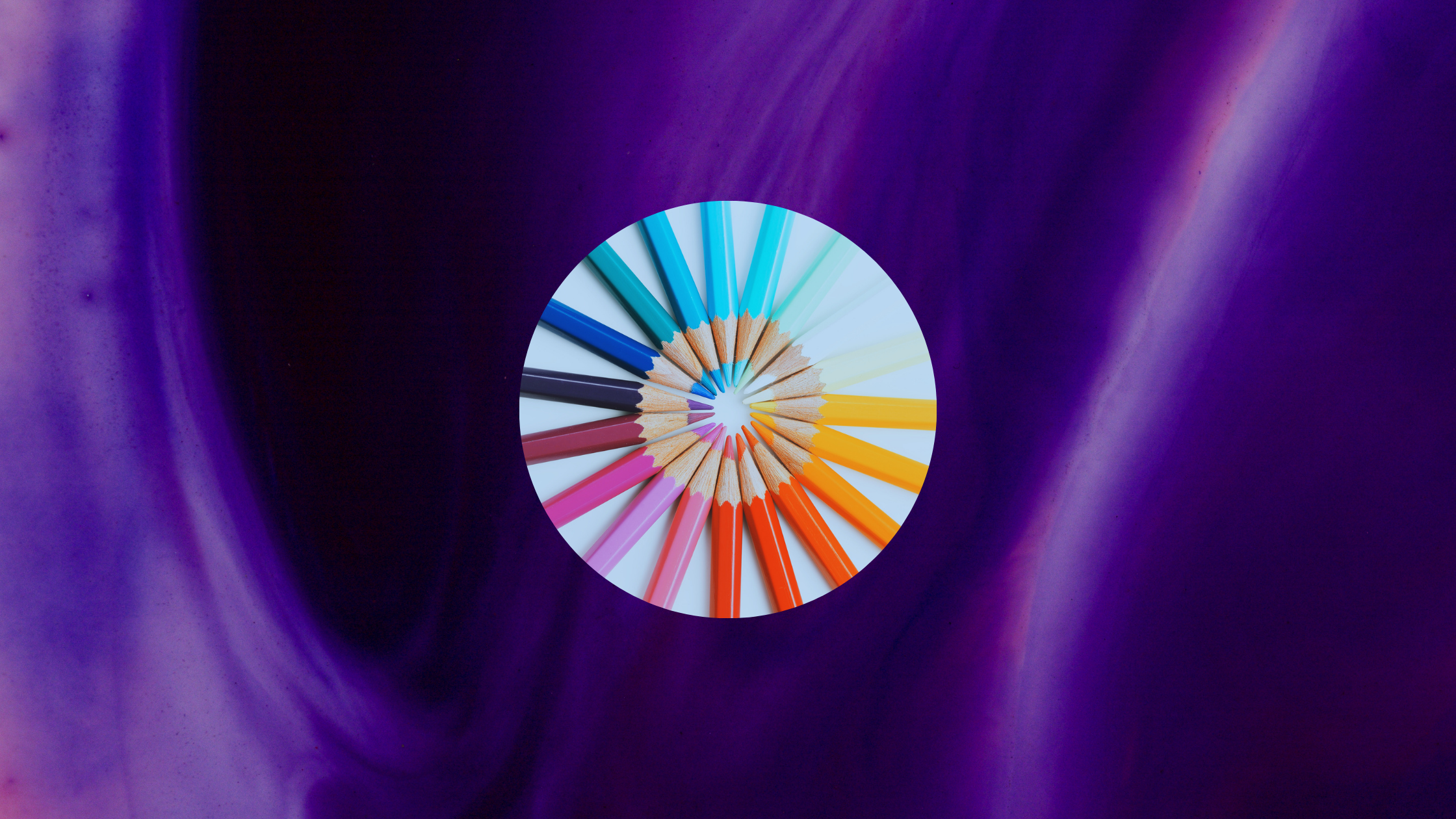 Roue de crayons de couleur sur fond violet — les couleurs des sept chakras