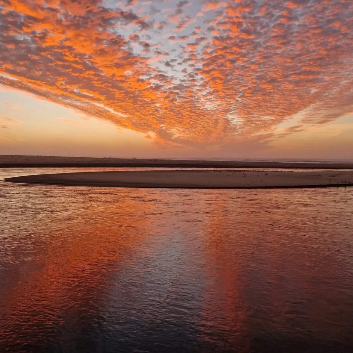 Ciel de feu au coucher du soleil sur l'océan, dans les Landes