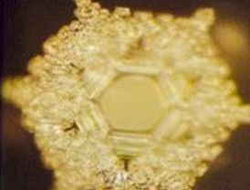 Cristal d'eau exposé au mot Amour