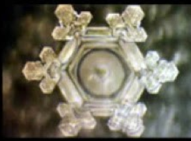 Cristal d'eau exposé au mot Merci