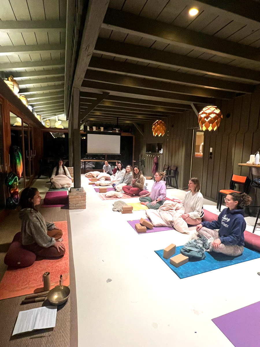 Séance de yoga en groupe lors d'un événement privé, dans une ambiance feutrée