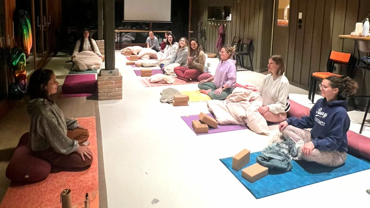 Groupe en atelier yoga et bols chantants lors d'un événement privé près de Dax, ambiance feutrée