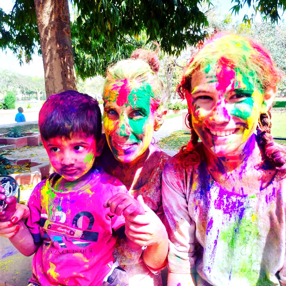 Angélique et ses enfants, visages couverts de poudres colorées pour Holi à Jaipur