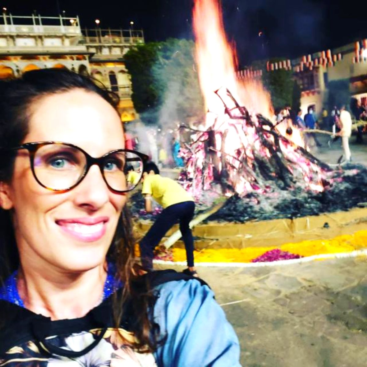 Angélique devant le grand feu de joie de Holika Dahan, la nuit, à Jaipur