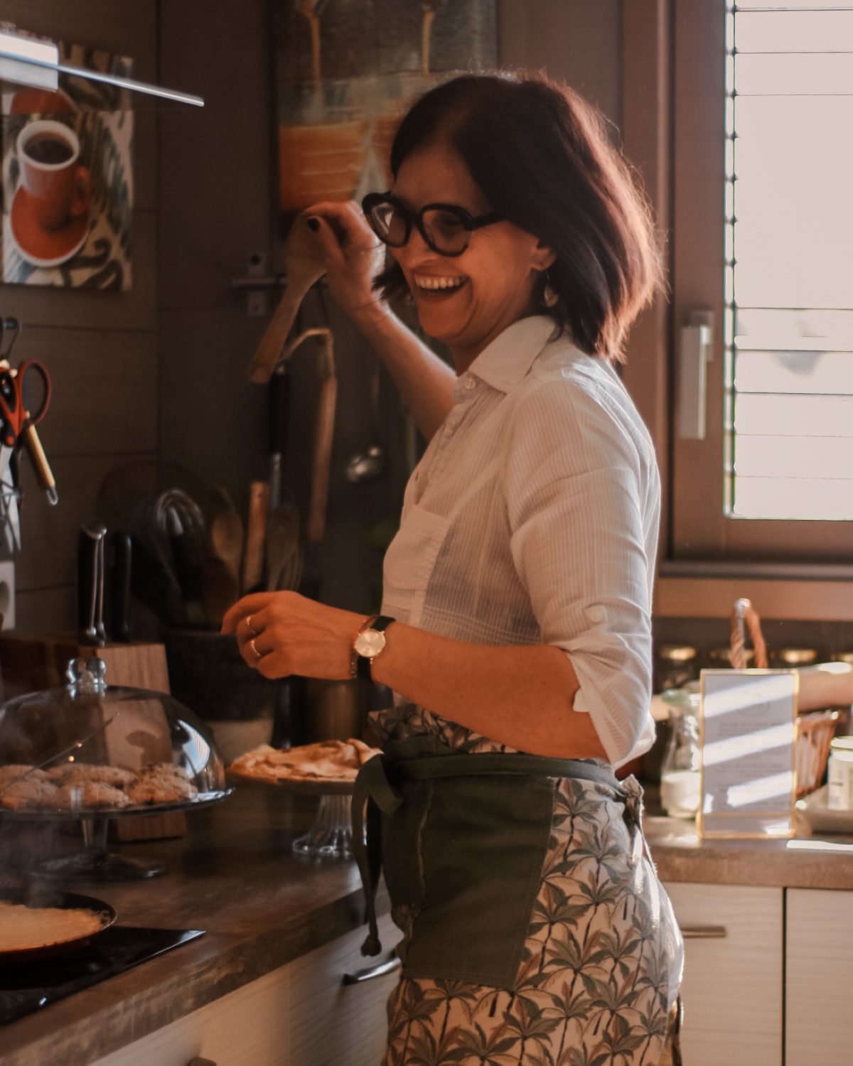 Karine Locarmel, souriante dans sa cuisine, prépare les repas des retraites