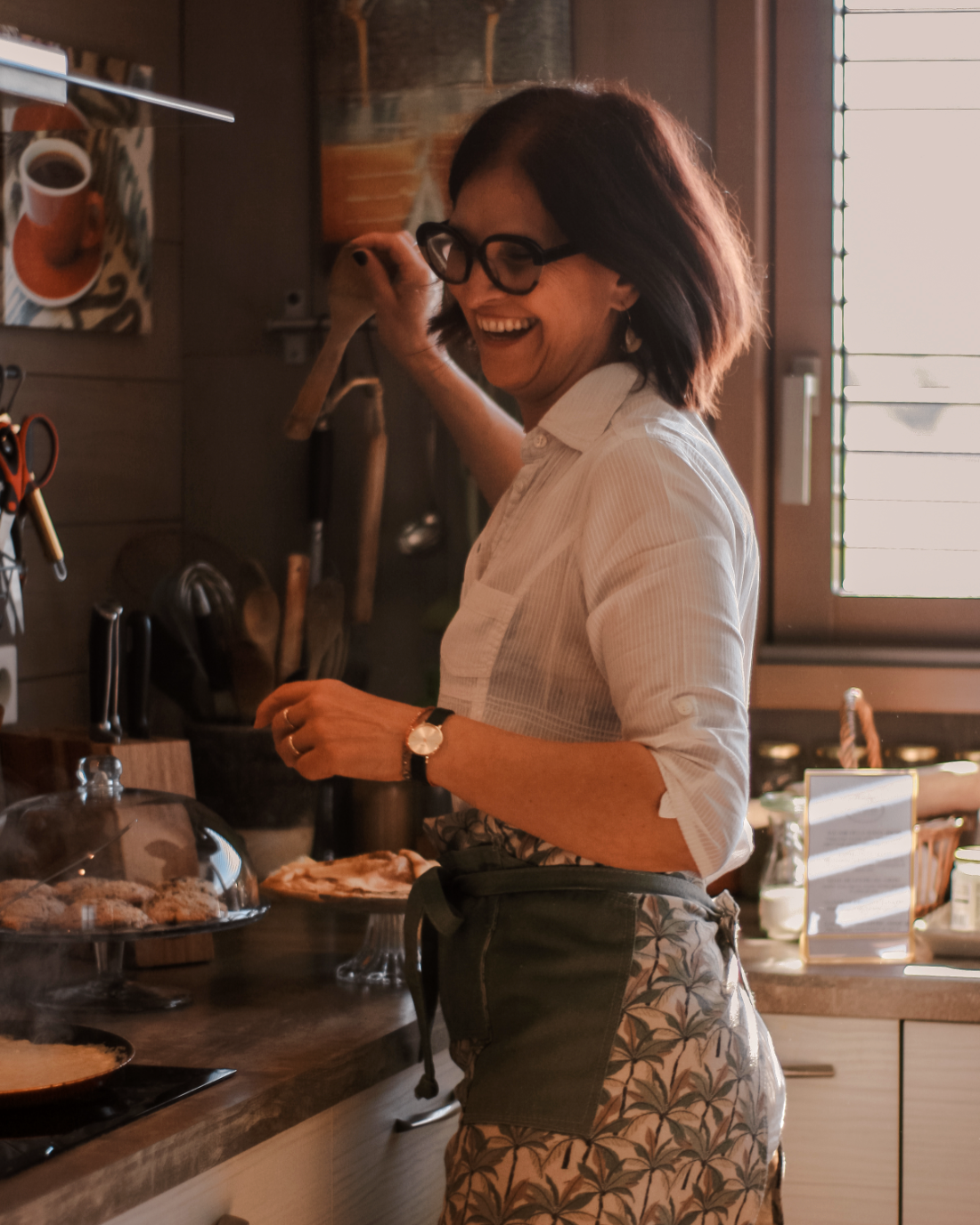 Karine Locarmel, souriante dans sa cuisine, prépare les repas des retraites