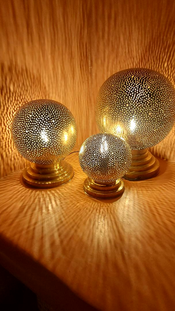 Lampes ajourées dorées qui rayonnent, ambiance feutrée en retraite