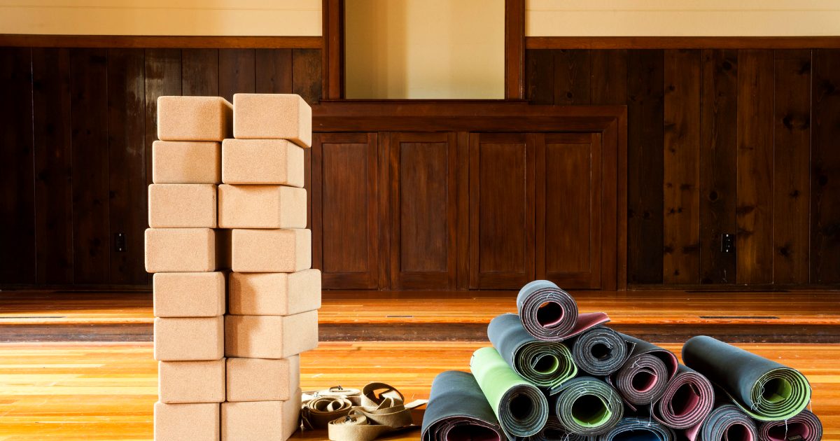 Briques en liège, sangles et tapis de yoga alignés dans un studio