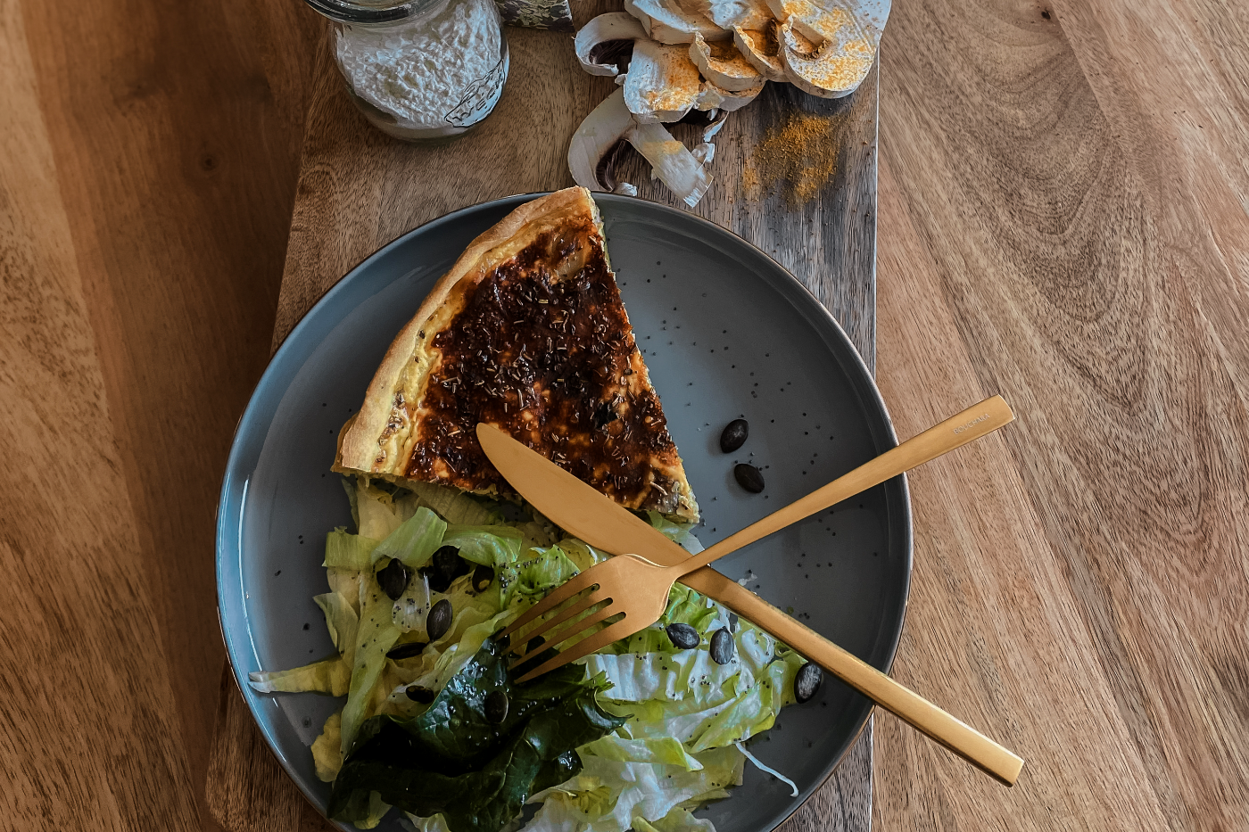 Part de tarte salée maison et salade fraîche, cuisine de Karine Locarmel