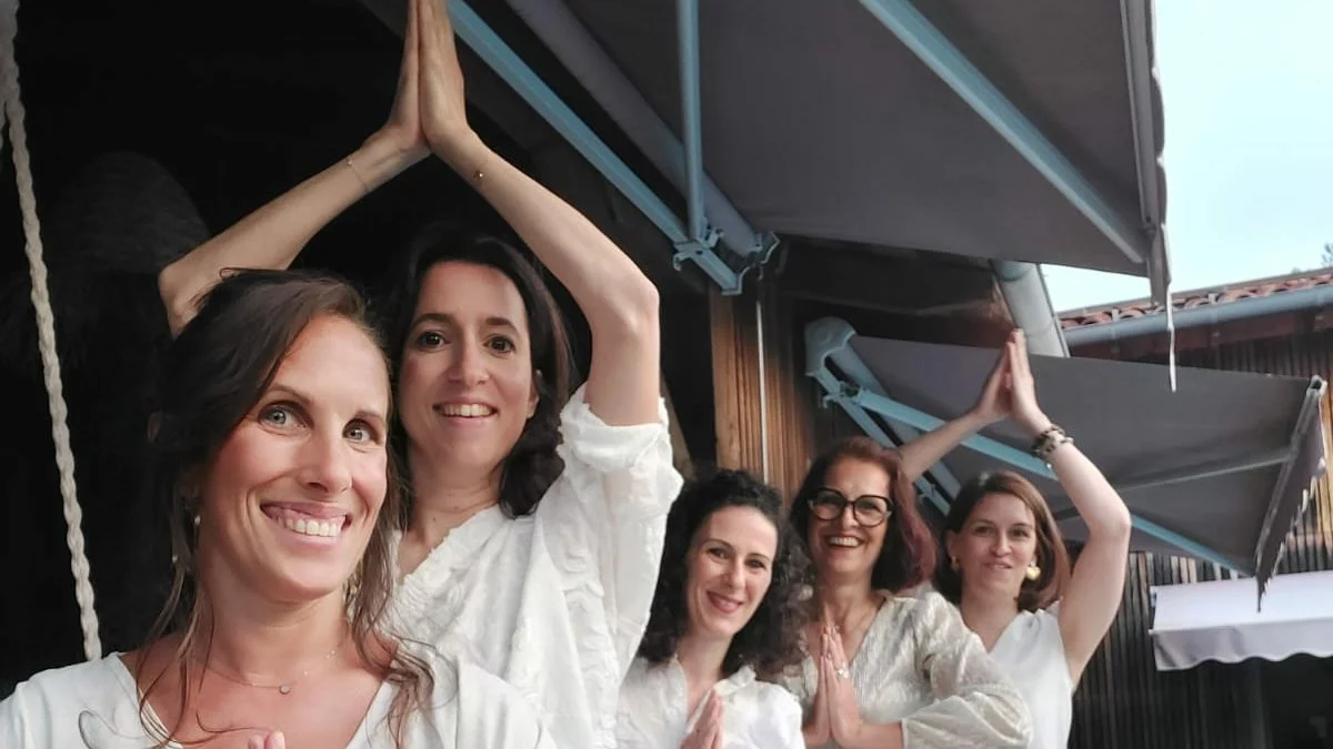 Cercle de femmes vêtues de blanc pendant une retraite de yoga dans les Landes, près de Dax