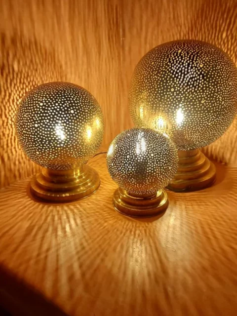 Lampes ajourées dorées, ambiance feutrée du soir en retraite