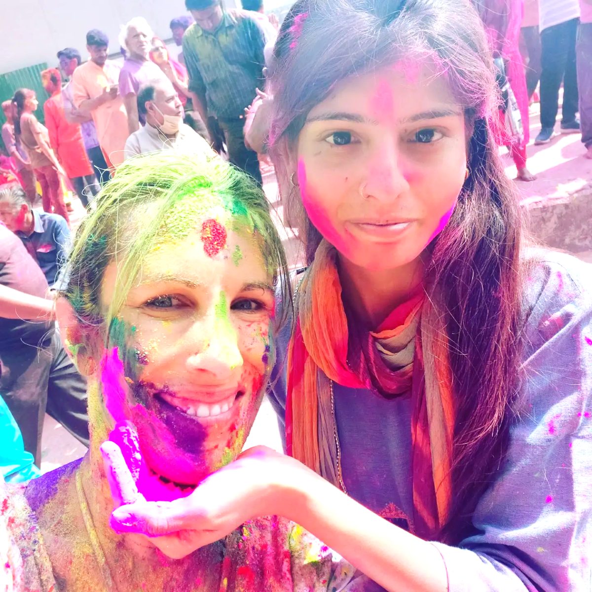 Angélique et une habitante de Jaipur, visages colorés, pendant Holi