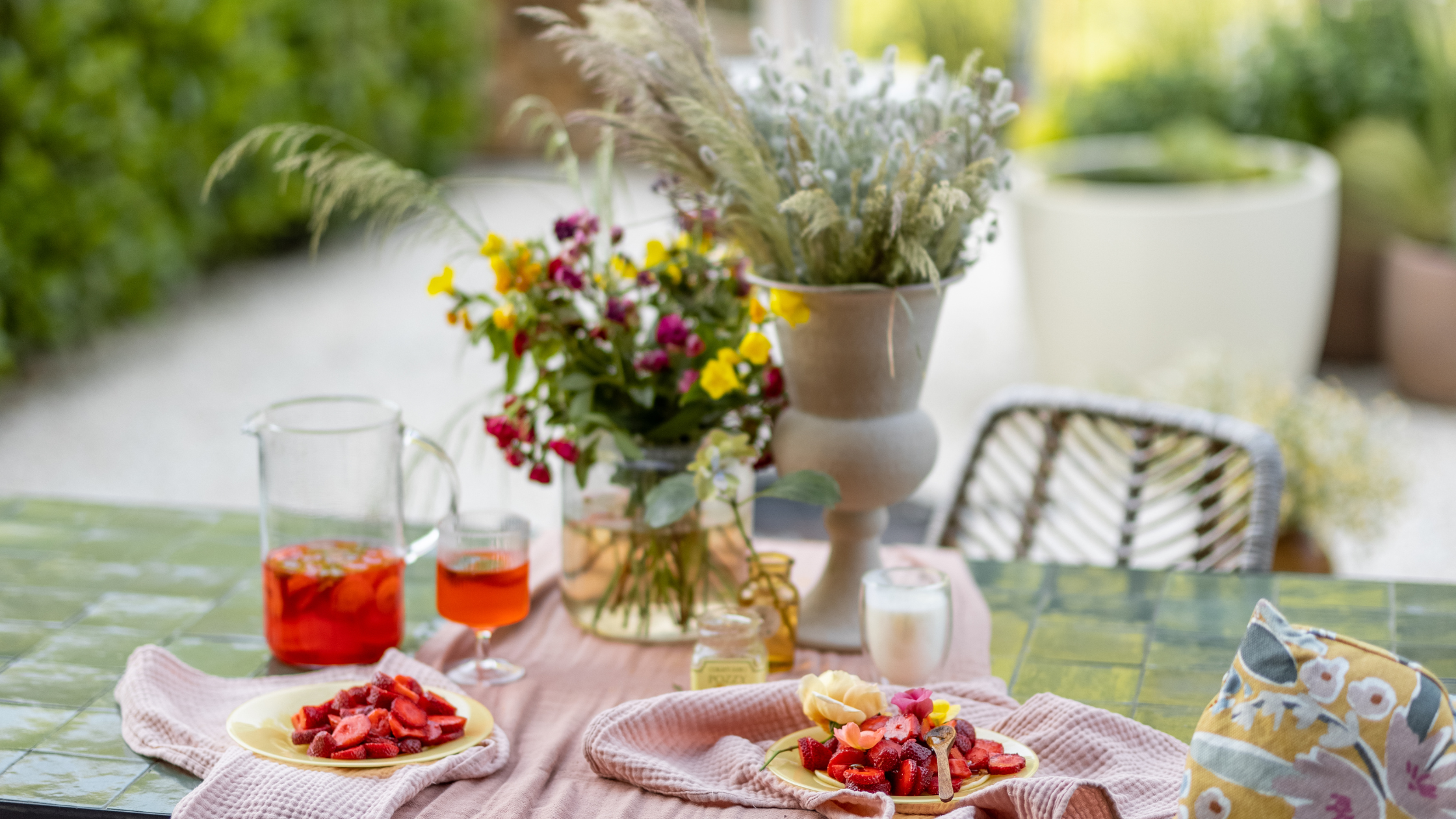 Table de brunch fleurie, lumière dorée de fin de matinée