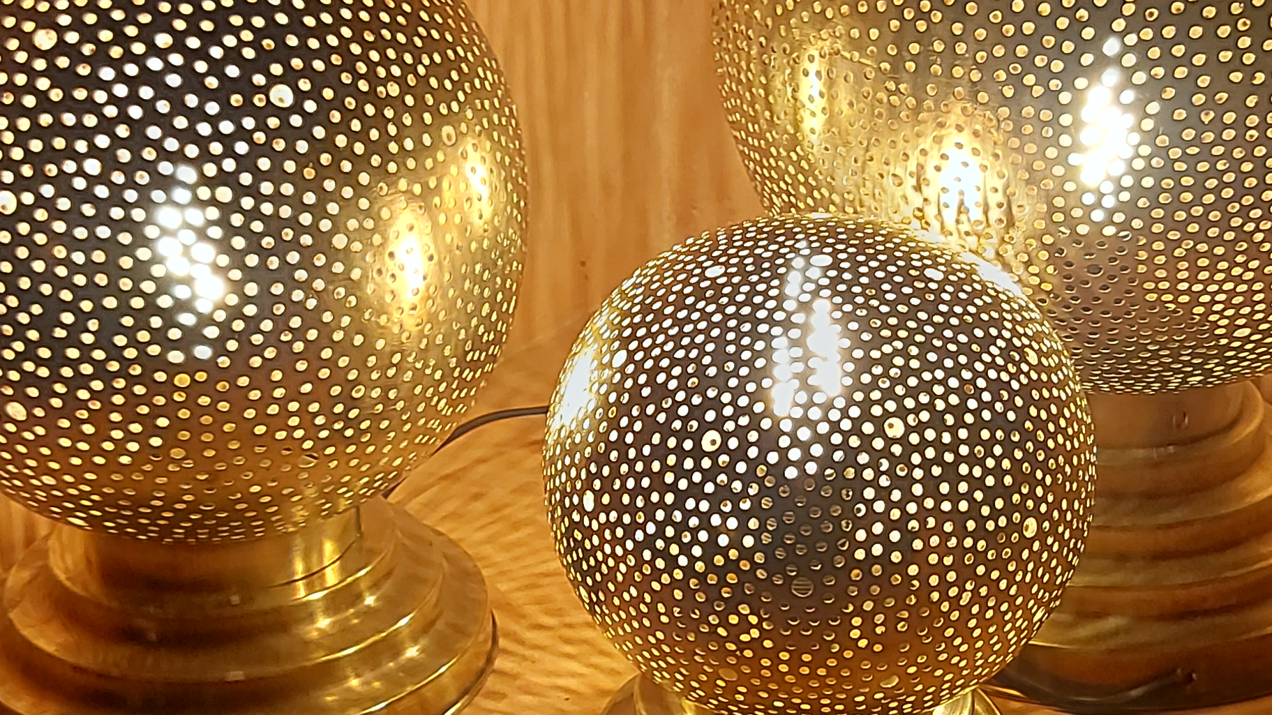 Lampes en laiton ajouré, lumière chaude et douce, ambiance rituel du matin