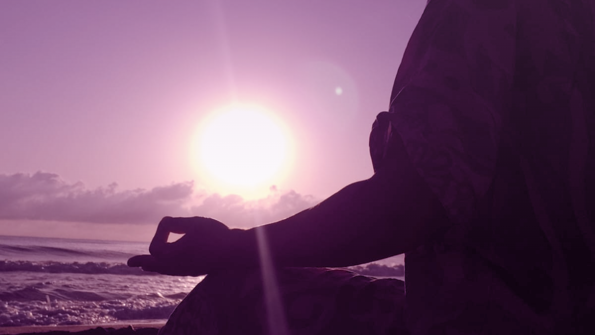 Angélique en méditation face au soleil couchant sur la plage, mudra, le feu intérieur de Tapas